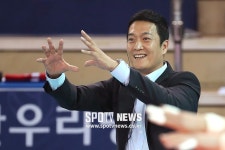 [포토S] 심판 바라보는 김상우 감독