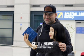 [포토S] 벨라스케즈, 사진 찍을 땐 자동 미소 발사