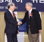 [포토S] 악수 나누는 정운찬-구본능 총재