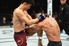 [오늘의 UFC] 최두호 스티븐스에게 TKO패…강경호 복귀전 승리