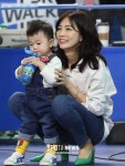 [포토S] 아들과 함께 코트에 나선 미모의 신영석 아내