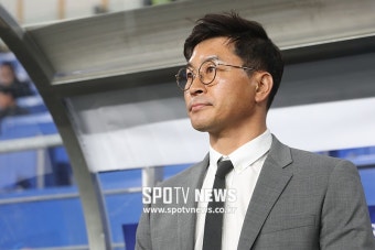[포토S] 그라운드 바라보는 울산 김도훈 감독