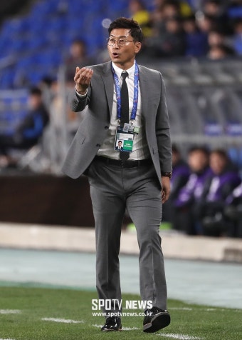 [포토S] 작전 지시 내리는 김도훈 감독