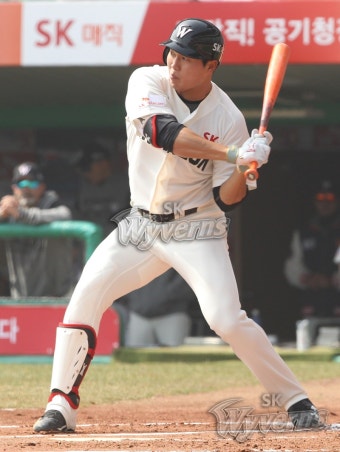'홈런 3방' SK, 개막 2연전 싹쓸이… 김광현 541일 만의 승