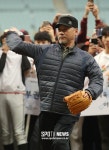 [포토S] 시구하는 김용수 감독