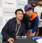 [포토S] 김동주, 팬과 다정하게