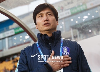[포토S] 애국가 부르는 정정용 감독