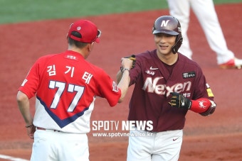 [포토S] 김하성, 홈런 치고 김기태 감독과 하이파이브!
