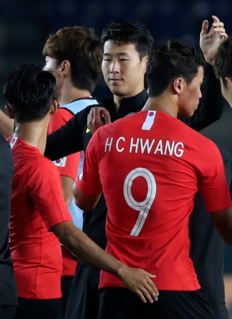 [아시안게임] '주장' 손흥민, 대승에도 동료들 다잡으며 '정신력' 강조