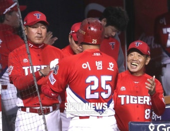 [포토S] 김기태 감독, '이범호 최고네'