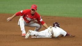 [포토S] 태그아웃 되는 김혜성