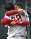 [포토S] 한동민-김강민, 승리 주역 민브라더스의 뜨거운 포옹