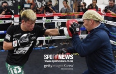 슈퍼 갑 메이웨더, 발차기 두려웠나?…텐신과 3R 복싱 경기
