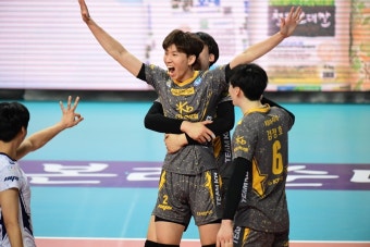 '황택의 서브 폭발' KB손보, 우리카드 꺾고 5연승 질주
