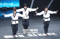 [포토S] 품새 기량 선보이는 태권한류팀