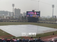[스포츠타임 현장] 광주에 경기 전 빗방울… 경기 개시 지연
