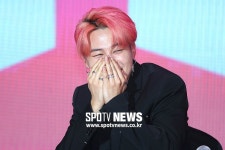 [포토S] 방탄소년단 지민, 과거 영상 얘기에 쑥스러워~