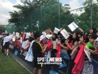 “담장 밖이라도…” 700명 운집한 오픈트레이닝, 울음 터진 팬도 있었다