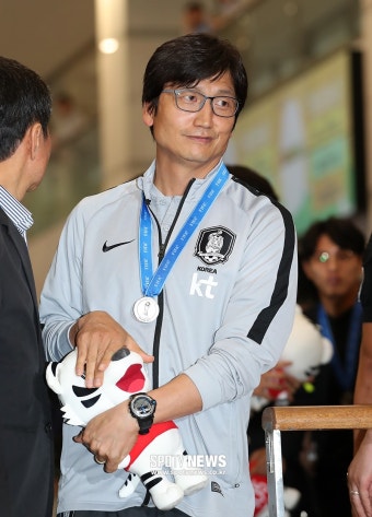 [포토S] 정정용 감독, 준우승 차지하고 귀국