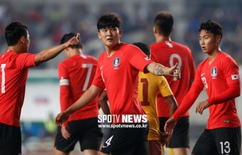 [한국 북한 문자중계] 후반 17분 김영권 이어 김민재 경고…경고수 2대2