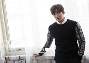 뒤늦게 '중2병' 걸렸나…지창욱, 흡연 영상 논란에도 '마이웨이' 계속[종합]