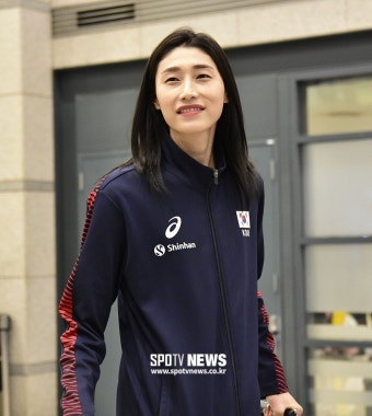 '복근 부상' 김연경, 국내 일정 취소하고 휴식…18일 터키 출국