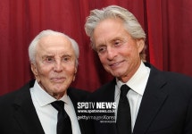 故커크 더글라스, 전재산 기부…재산3억佛 아들에겐 무일푼