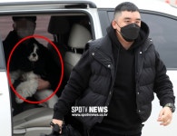 승리 입대에 아쉬움 가득…배웅하는 애완견의 애절한 눈빛 잘다녀오개