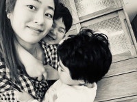 유지태♥ 김효진, 엄마 껌딱지 두 아들과 근황 공개…뒤에 업고, 앞으로 안고