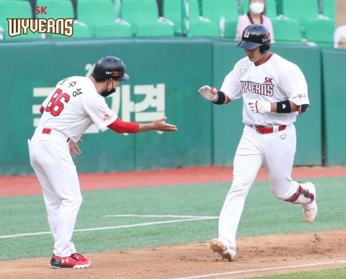 [SPO 인천] 'SK맨' 이흥련, 추격포+쐐기타 활약… 화려한 신고식 | 포토뉴스