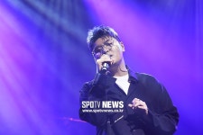 [포토S] 열창하는 신용재, 섬세한 손 끝