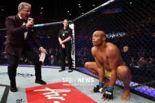 [오늘의 UFC(8/27)] 옥타곤 링아나운서 25년 근속…10년 더 거뜬하죠