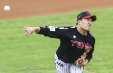 [사직 게임노트]‘임찬규 9승’ LG, 7연승 신바람…롯데 7-1 꺾고 2위 수성
