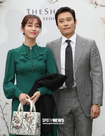 이민정이병헌, 여유로운 가족여행…똑같은 바다사진 '럽스타그램'