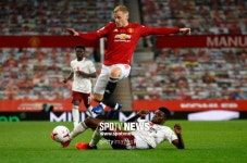 판 더 베이크, 출전 시간 논란에…더 뛰고 싶지만 맨유에서 즐겁다