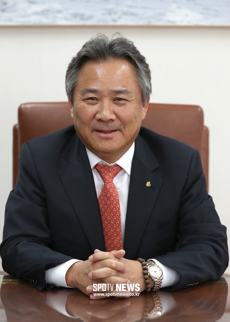 이기흥 대한체육회장, 직원 부정 채용·횡령 사건 수사中