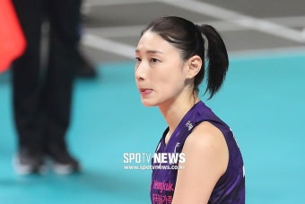 [스토리S] '2차전도 패배' 열받은 김연경, 동료들의 안일한 플레이에 입술을 깨물었다