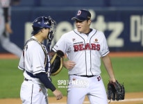 [잠실 게임노트] '김강률+박계범 통곡의 벽' 두산 1-0 신승 …삼성 개막 4연패