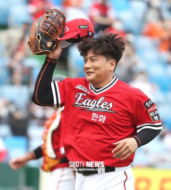 [스토리S] '생일날 은퇴식' 김태균, 영원한 한화 4번 타자의 마지막 그라운드