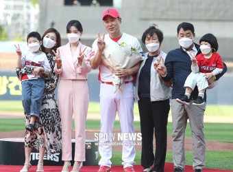 [스토리S] '야구선수=미녀 아내 공식' 김태균-윤석민 은퇴식, 미모의 아내들도 '눈길'