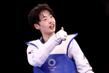 [도쿄올림픽] 1등에 엄지 척…이다빈이 보인 韓 태권도의 멋