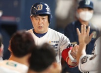 [창원 게임노트] 양의지 200홈런 NC, 두산에 6회 4-2 강우 콜드게임 승