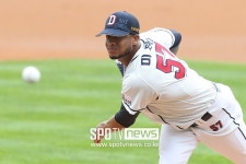 [잠실 게임노트] 아깝다 노히터 두산 미란다, 9이닝 114구 9K 괴력투