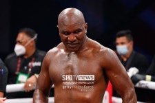 58세 홀리필드, 44세 UFC 파이터에게 1R TKO패