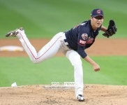 [SPO 수원] ‘6이닝 10피안타 5실점’한 투수, 서튼은 왜 긍정적이라 말했나