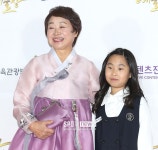 [포토S] 성우 최수민, 사랑스러운 손녀와 함께