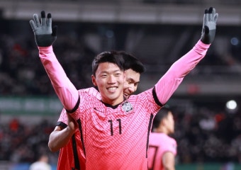 황희찬 PK 골맛-손흥민 골대 강타…벤투호, UAE에 1-0 리드(전반 종료)