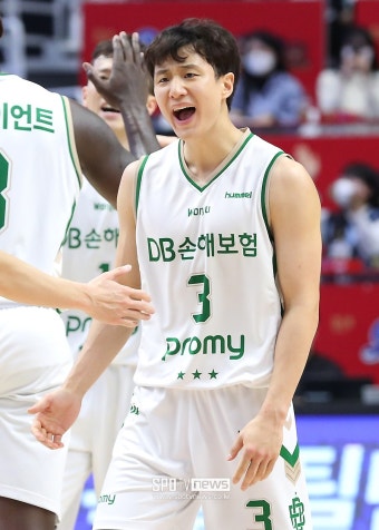 웃음기 되찾은 허웅, 수훈 인터뷰 하는 김종규 물세례 주도