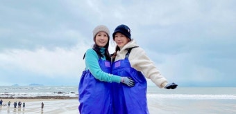 금융맨 남편도 못알아보겠어…김정은, 쌍둥이 같은 여동생 공개
