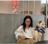 엄정화, 반려견에 진주목걸이 걸어준 리치 언니…패션감각도 남다른 54세